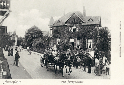 12545 Afbeelding van de koninklijke koets met Koningin Wilhelmina en Prins Hendrik op weg van Paleis Soestdijk naar ...